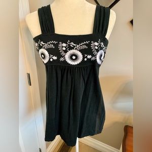 Cute black/white embroidered tank top